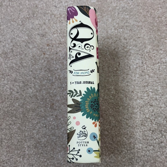 Q&A a Day for Moms Journal Book - Picture 3 of 4